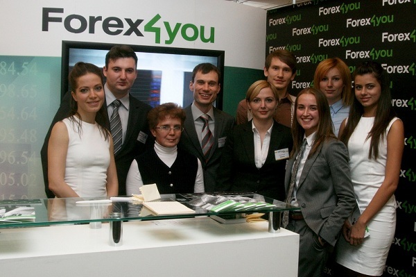 Сотрудники компании Forex4you у стенда на выствке в 2011